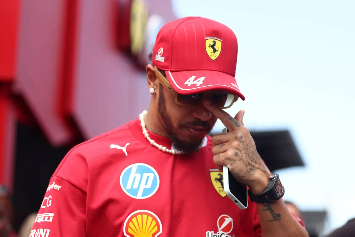 Ferrari-coureur Lewis Hamilton kijkt teleurgesteld tijdens het F1-raceweekend in Hongarije