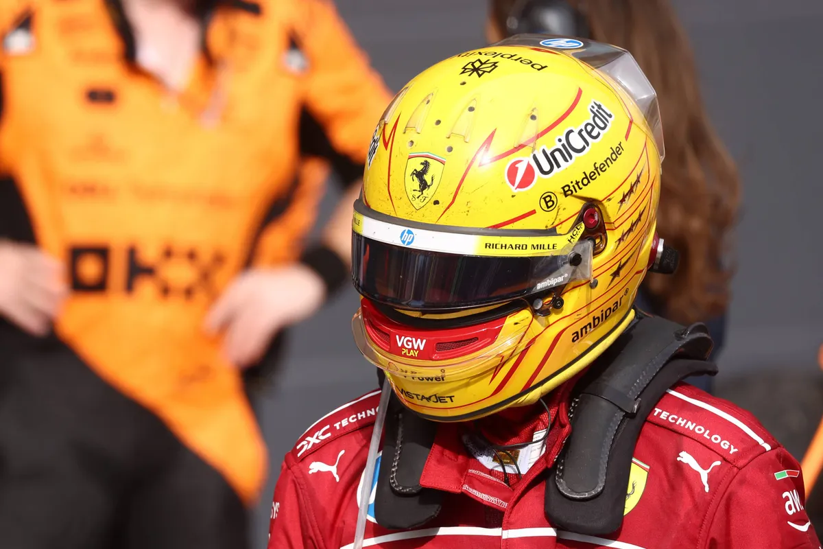 Ferrari-coureur Lewis Hamilton houdt zijn helm op na de race in Hongarije en baalt als een stekker