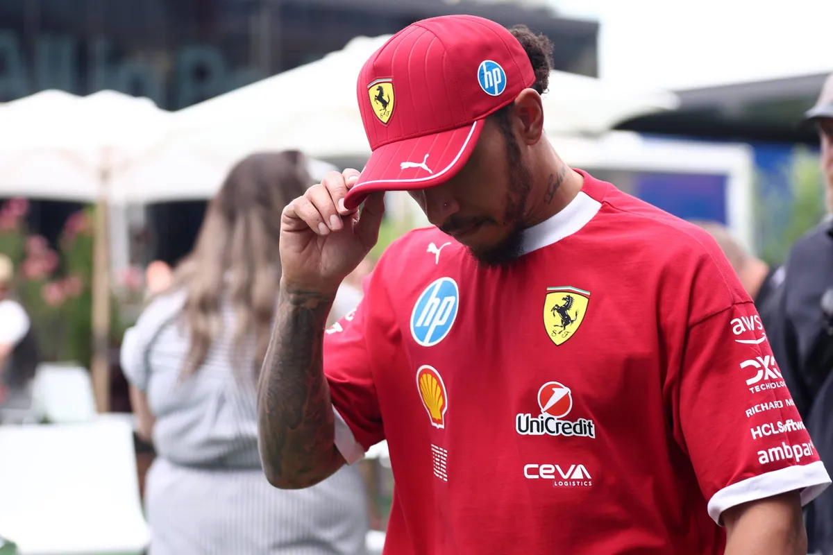 Lewis Hamilton loopt gelaten door de F1-paddock in Hongarije