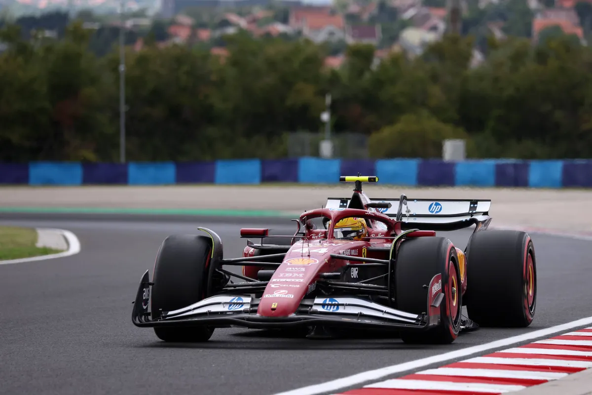 Ferrari-coureur Lewis Hamilton op de Hungaroring in Hongarije