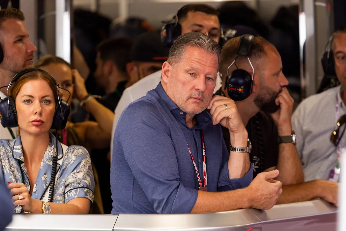 Jos Verstappen in de Red Bull-garage in Hongarije