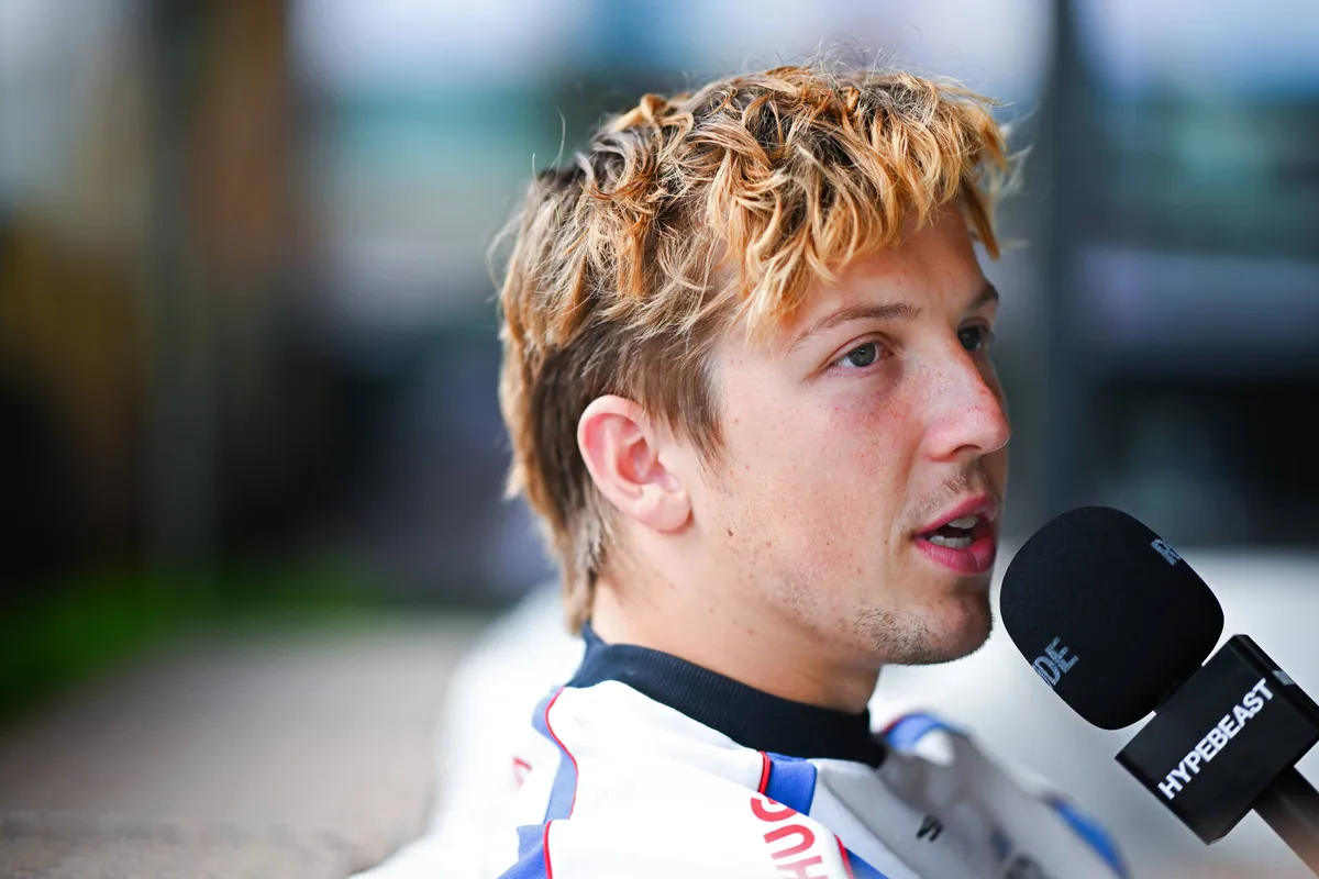 Racing Bulls-coureur Liam Lawson staat de pers te woord in Hongarije