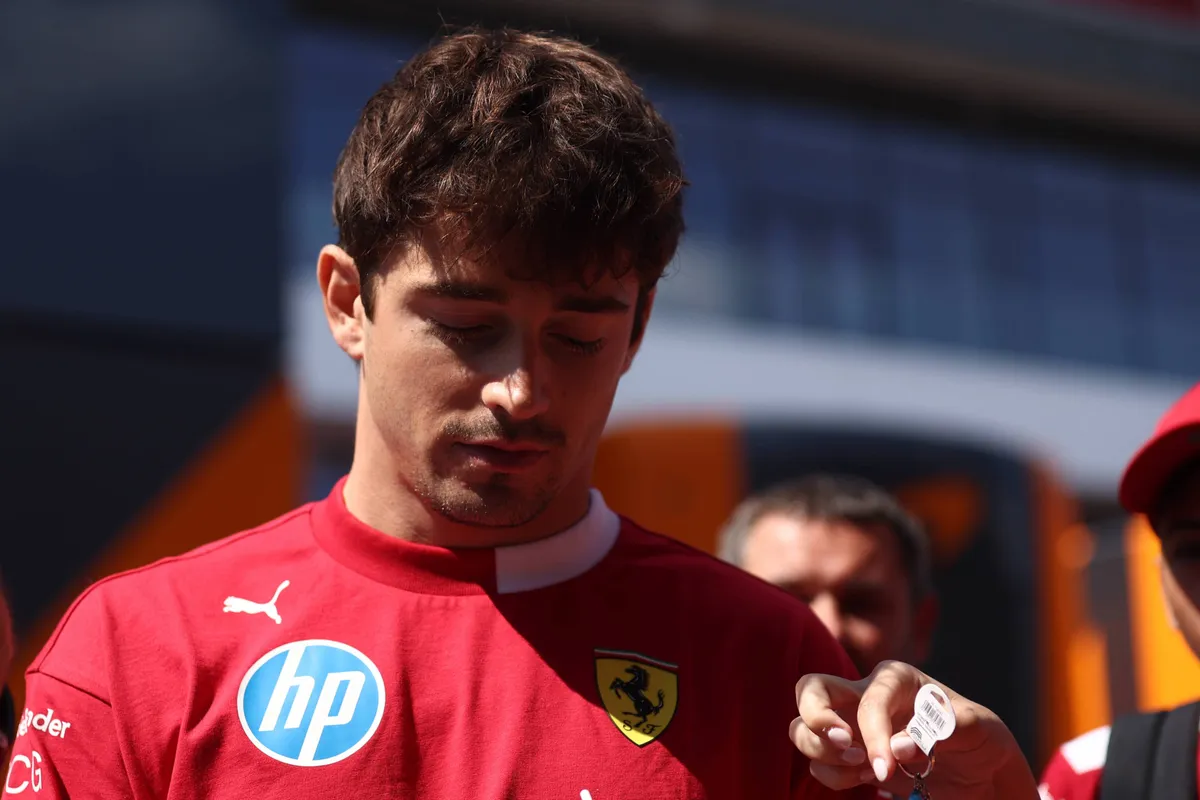 Ferrari-coureur Charles Leclerc in de paddock in Hongarije