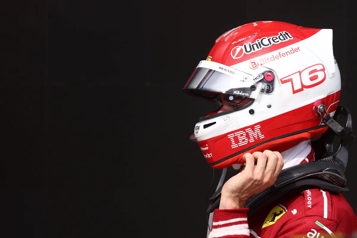 Ferrari-coureur Charles Leclerc in de paddock in Hongarije