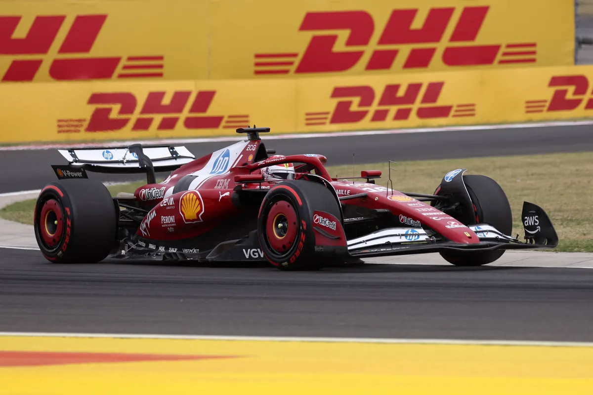 Ferrari-coureur Charles Leclerc in actie tijdens de kwalificatie in Hongarije