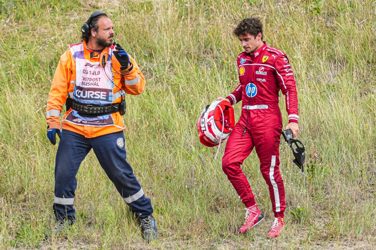 Ferrari-coureur Charles Leclerc in de duinen in Zandvoort