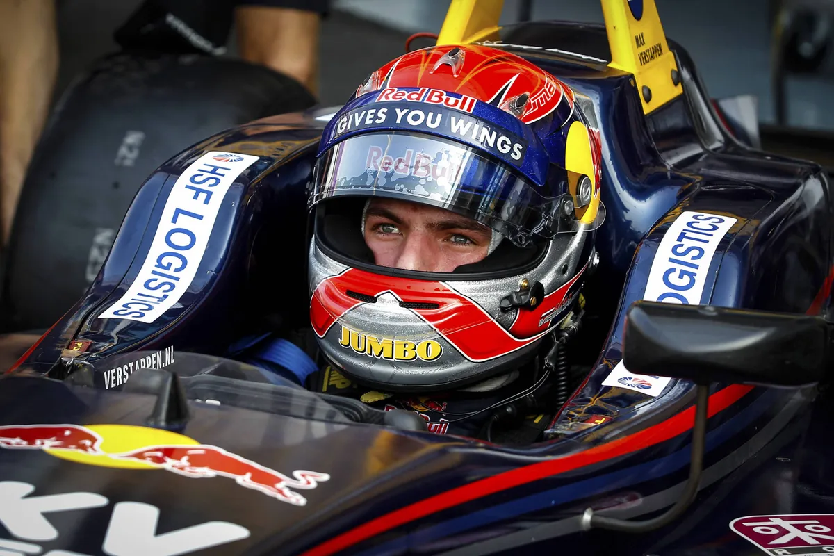 Het Jumbo-logo op de helm van Max Verstappen in 2014