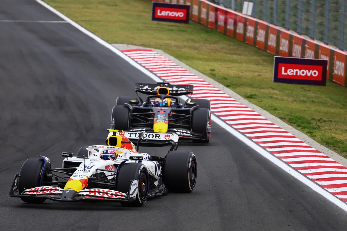 Max Verstappen jaagt op Liam Lawson, voormalig teamgenoot bij Red Bull Racing
