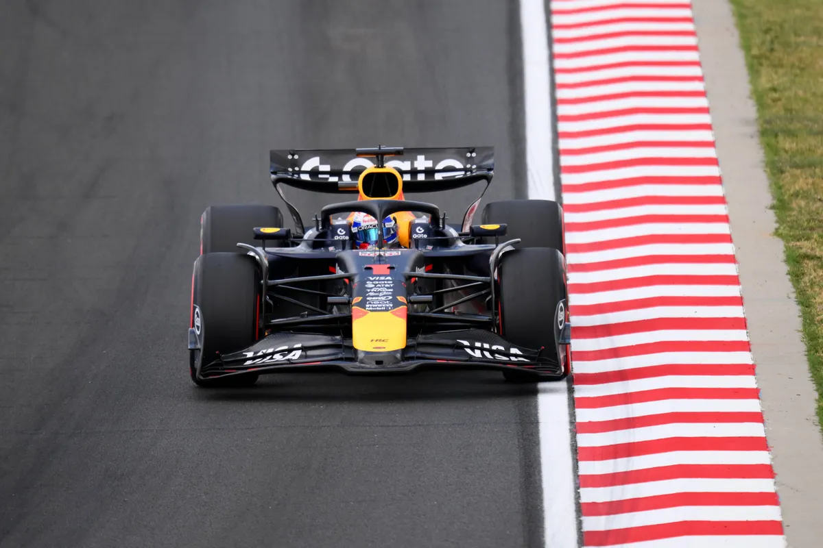 Max Verstappen snijdt de bocht aan in Hongarije