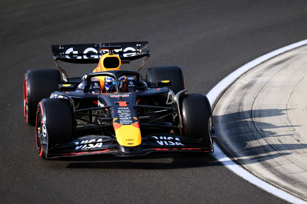 Max Verstappen in zijn Red Bull tijdens VT2 in Hongarije