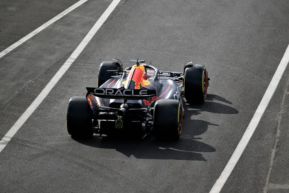 Max Verstappen rijdt met zijn Red Bull RB21 uit de pitstraat in Hongarije