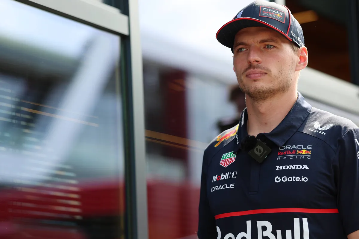 Max Verstappen loopt door de Formule 1-paddock in Hongarije