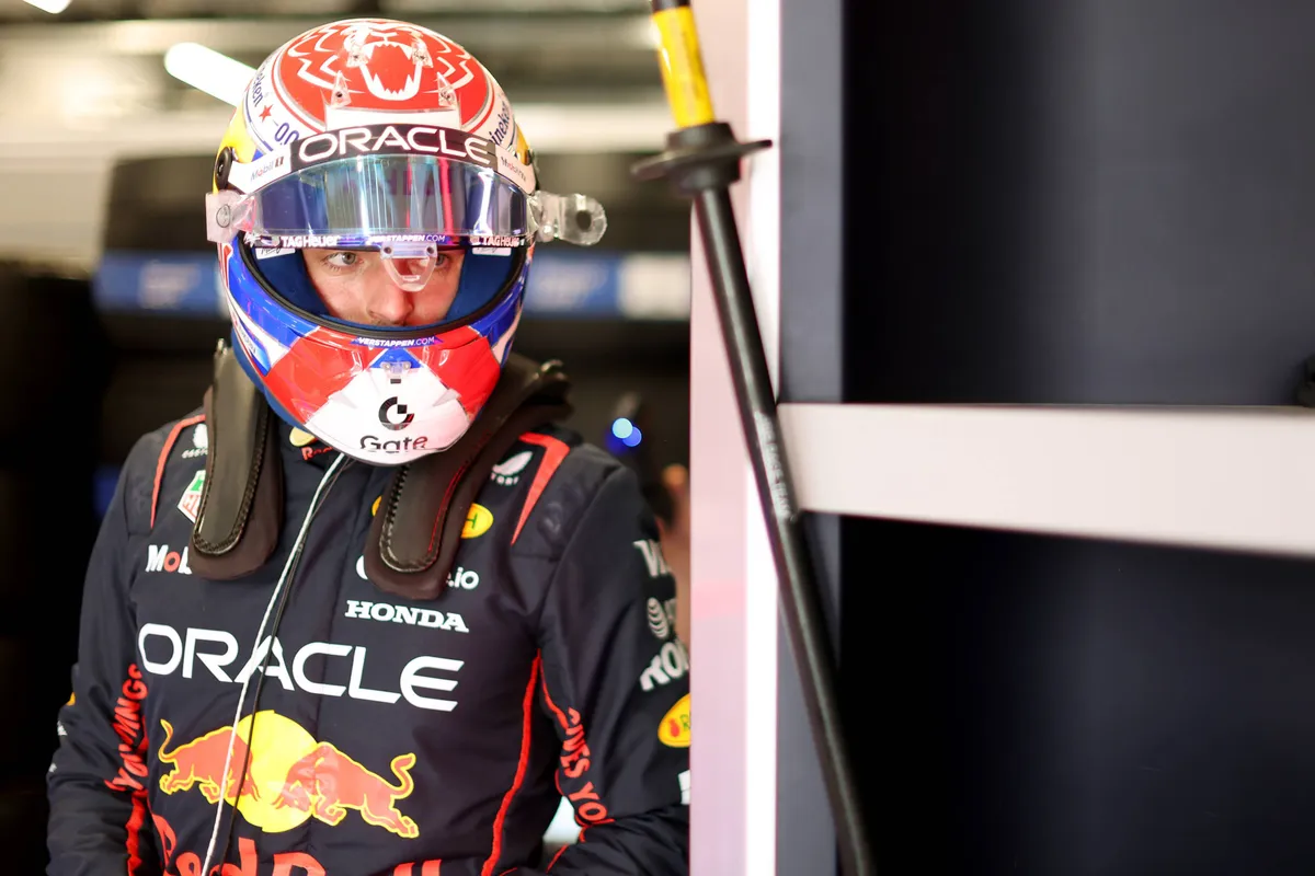Red Bull-coureur Max Verstappen in de Red Bull-garage tijdens de kwalificatie in Hongarije