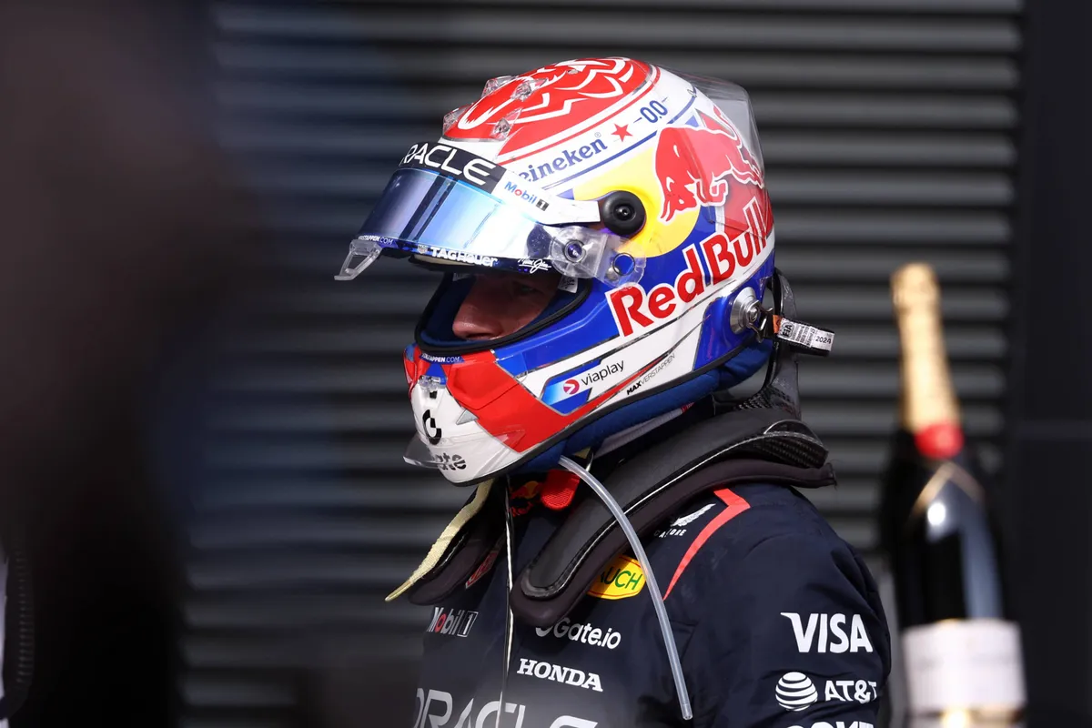 Red Bull-coureur Max Verstappen stapt teleurgesteld uit zijn auto na de race in Hongarije