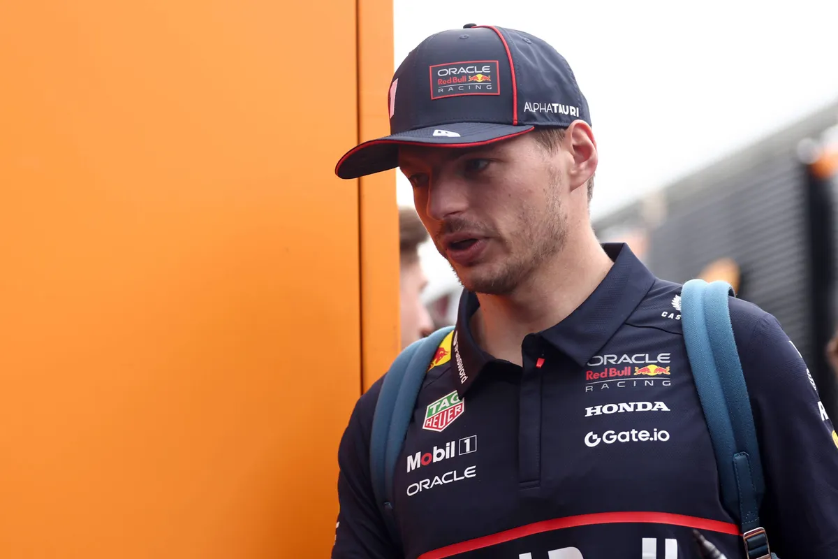 Red Bull-coureur Max Verstappen in de Formule 1-paddock in Hongarije