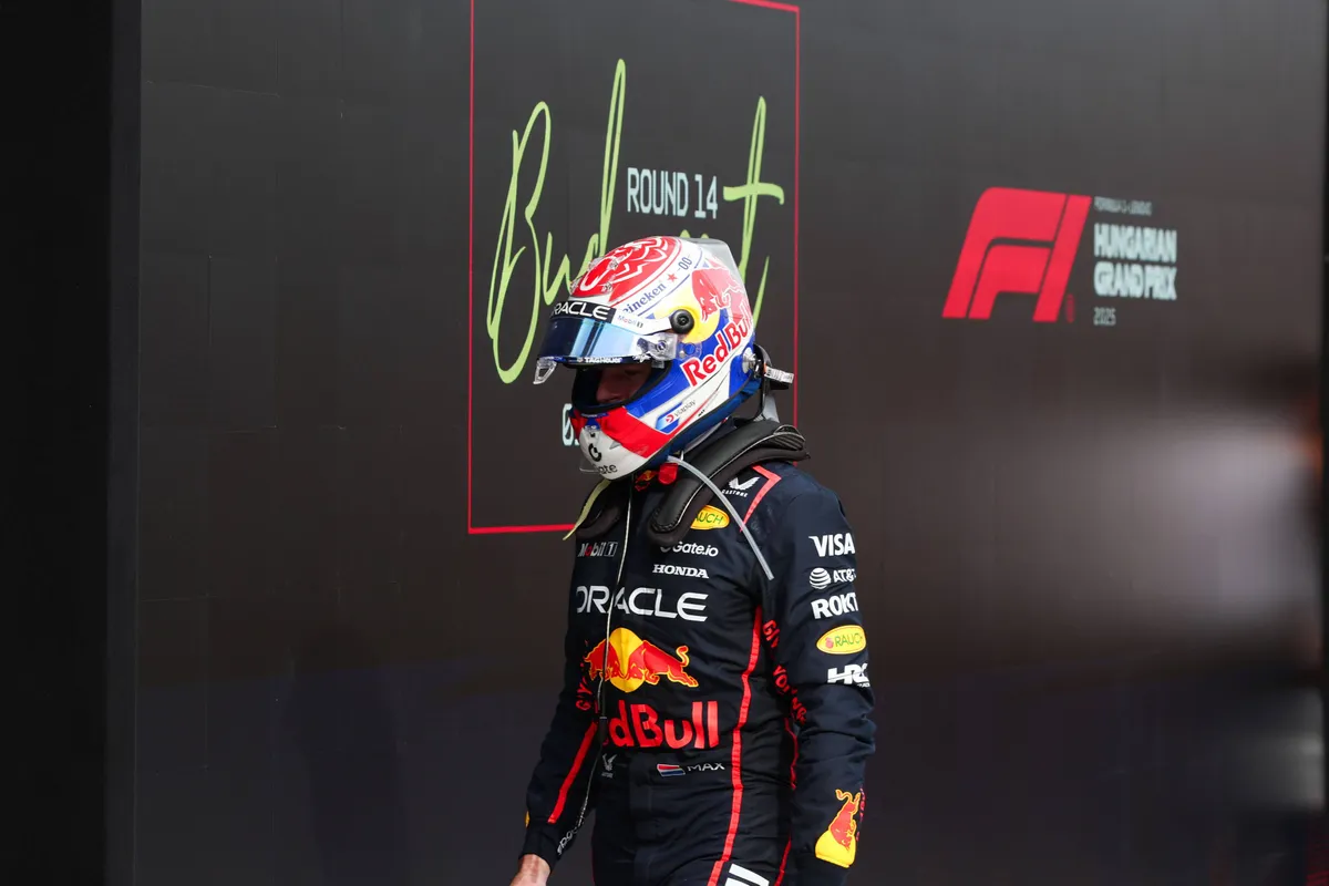 Red Bull-coureur Max Verstappen loopt weg uit zijn Red Bull-auto na de race in Hongarije