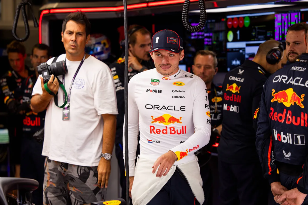 Max Verstappen in de Red Bull-garage voor de race in Hongarije