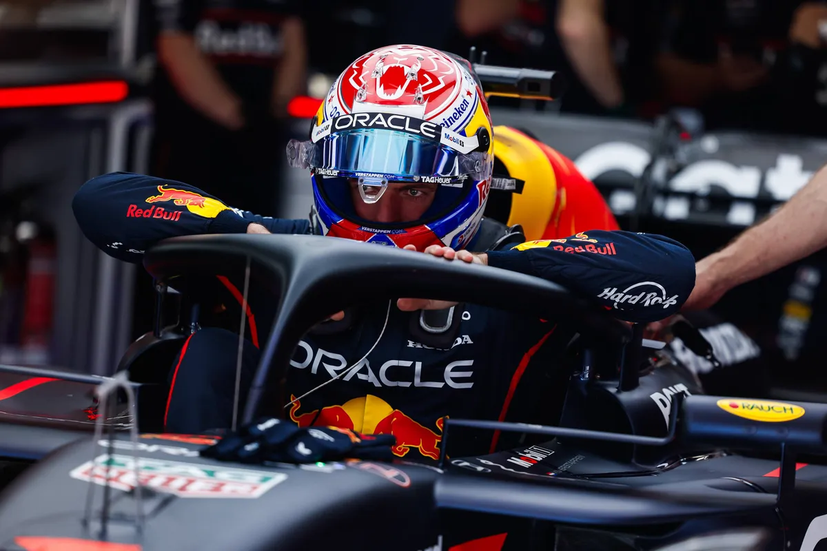Red Bull-coureur Max Verstappen stapt zijn auto in voor de race in Hongarije