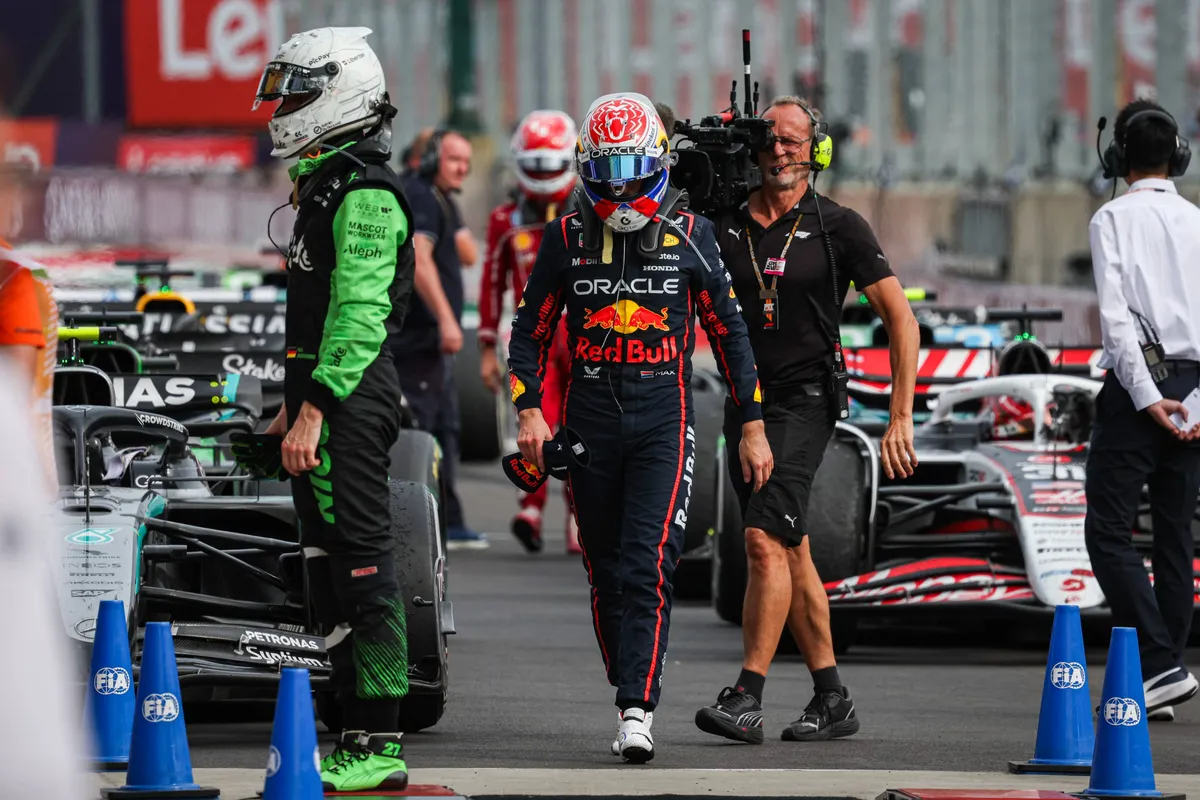 Red Bull-coureur Max Verstappen loopt teleurgesteld weg na de F1-race in Hongarije