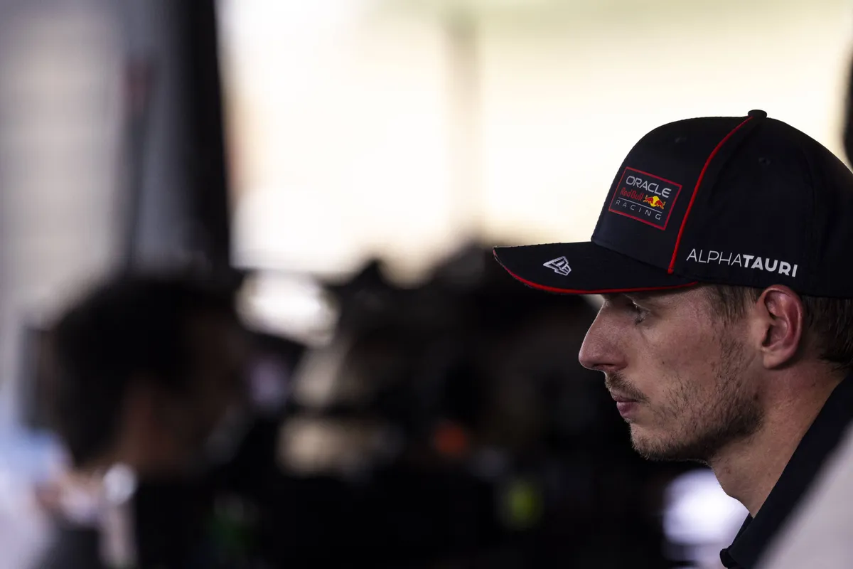 Max Verstappen vanaf de zijkant gefotografeerd tijdens het raceweekend in Hongarije