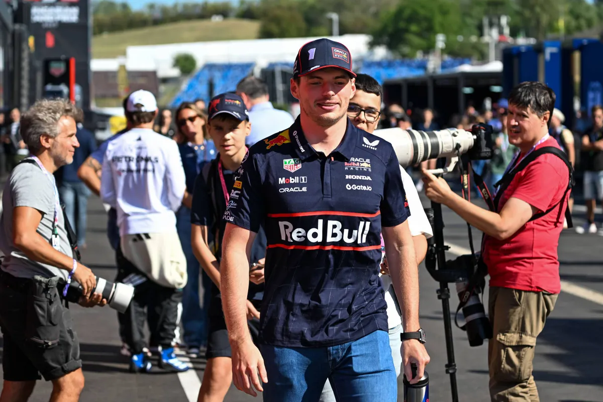 Max Verstappen loopt door de F1-paddock in Hongarije