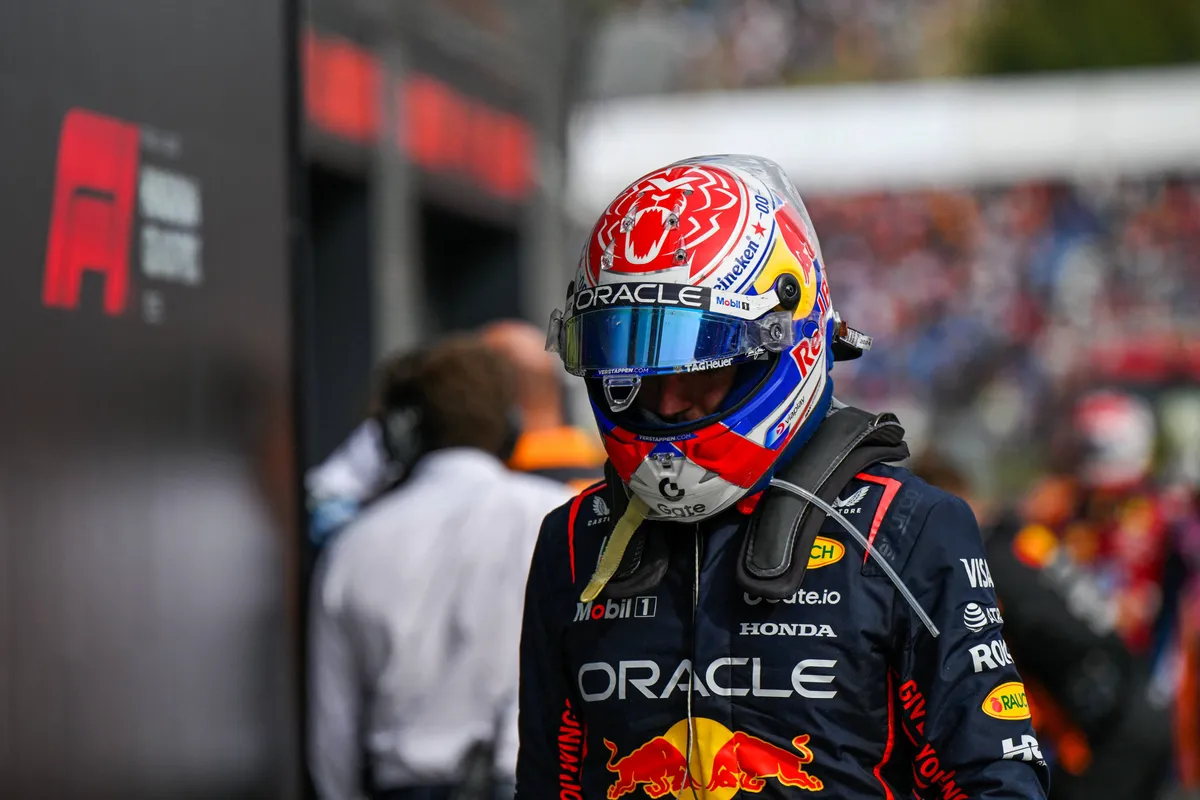 Max Verstappen loopt naar de Red Bull-garage na een F1-race