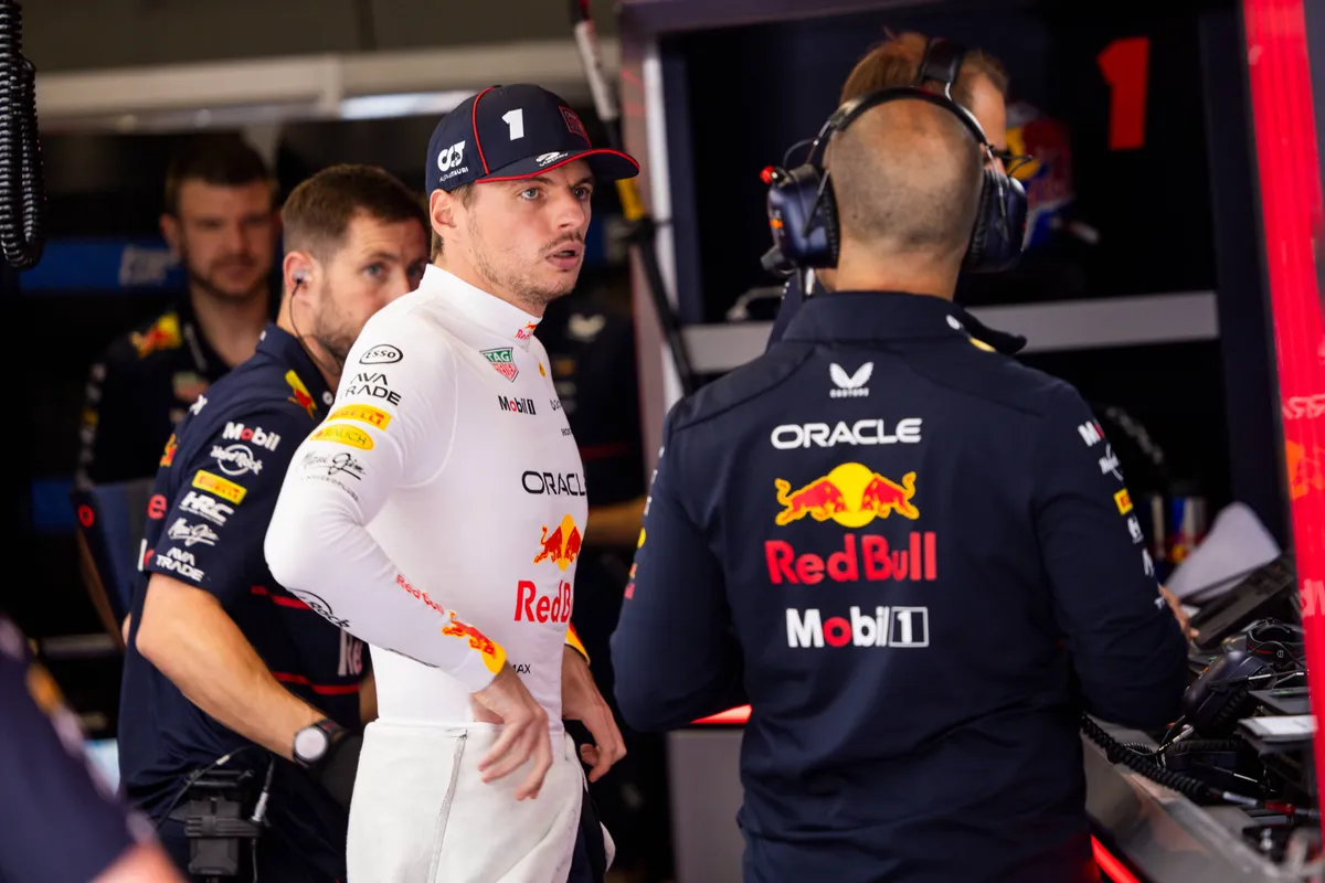 Max Verstappen in gesprek met race-engineer Gianpiero Lambiase in de Red Bull-garage