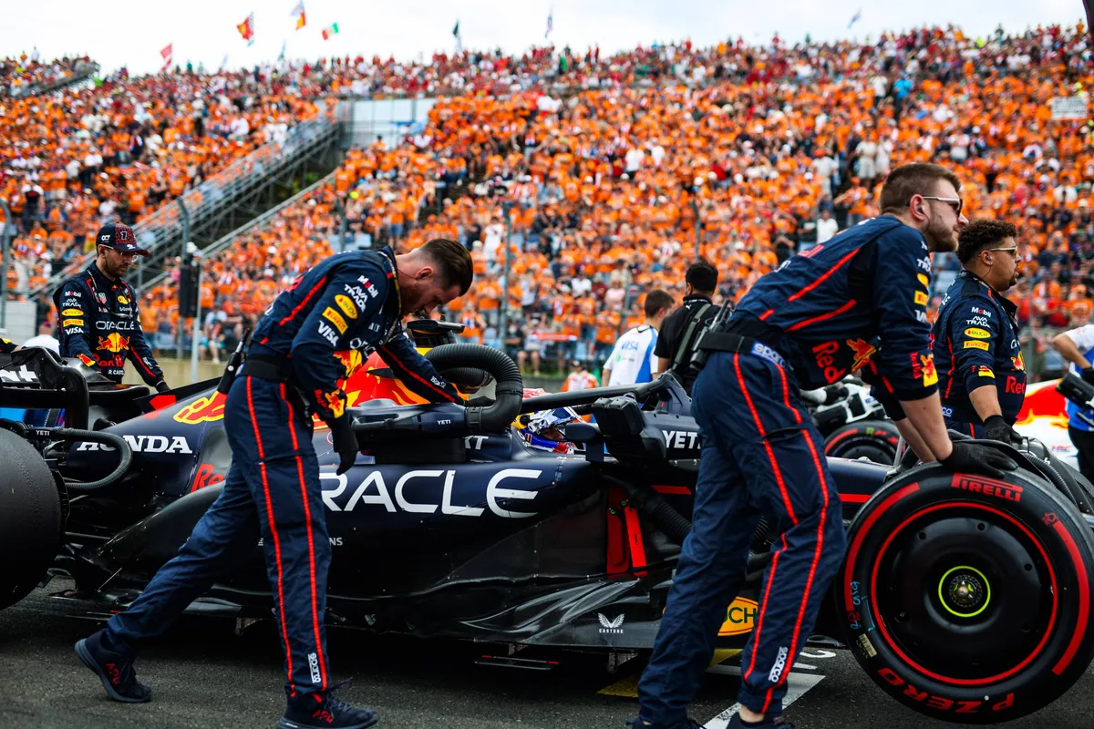 De Red Bull-monteurs duwen Max Verstappen de grid op voor de race in Hongarije