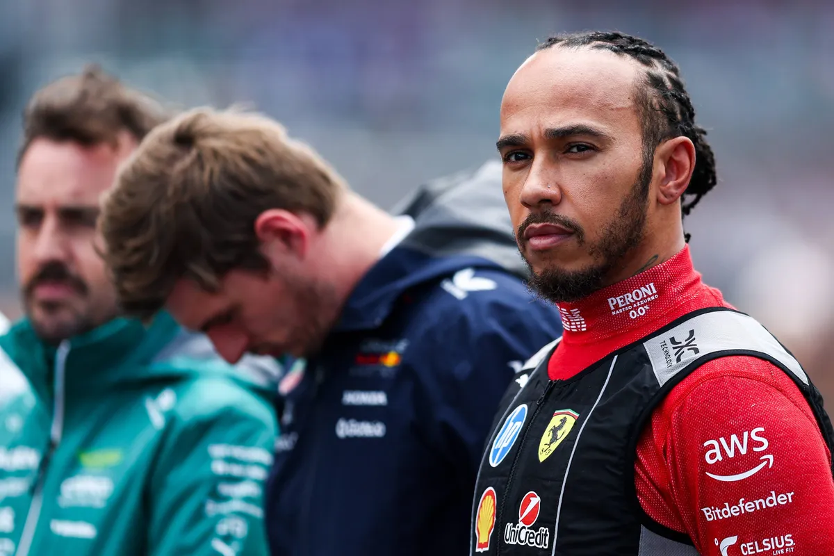 Ferrari-coureur Lewis Hamilton staat naast Max Verstappen en Fernando Alonso op de grid