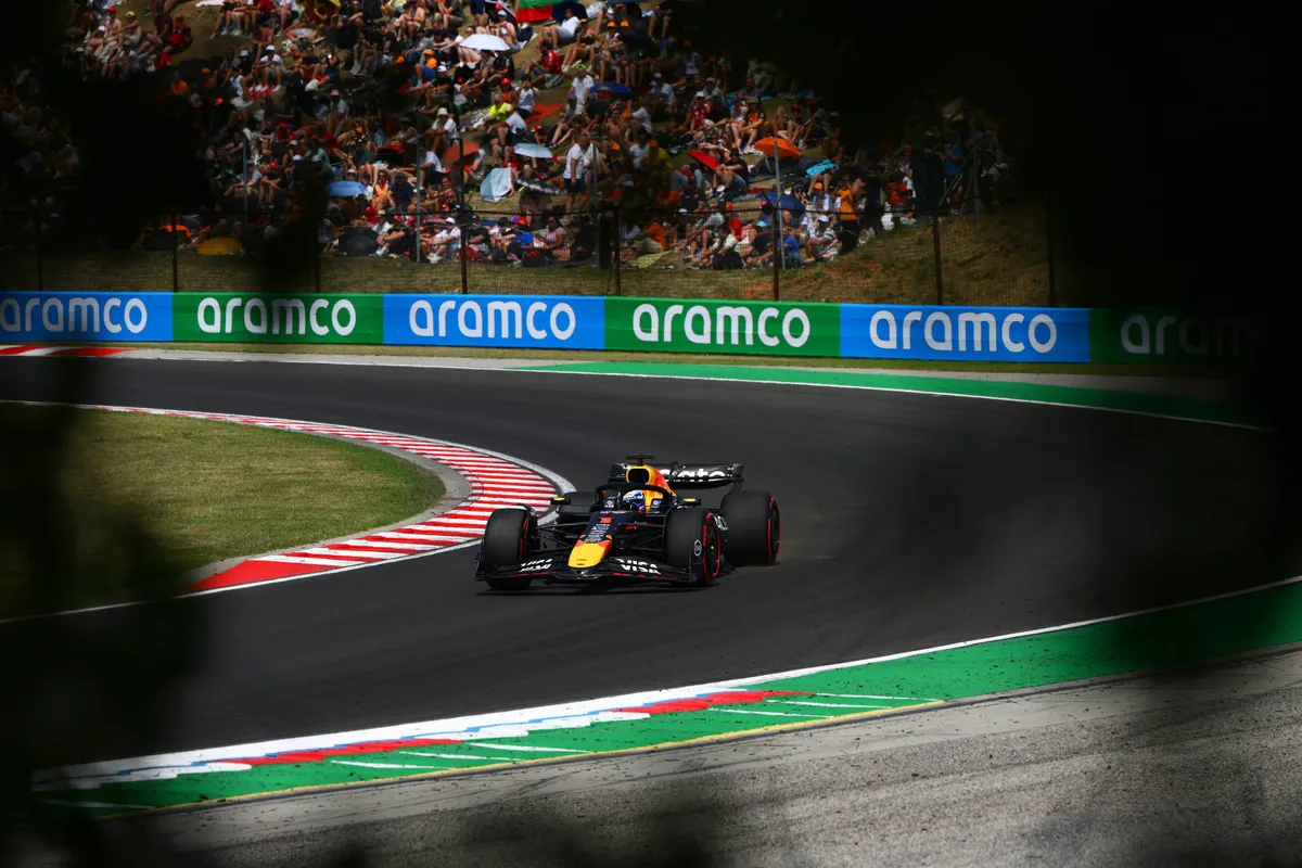 Max Verstappen tijdens VT3 in Hongarije