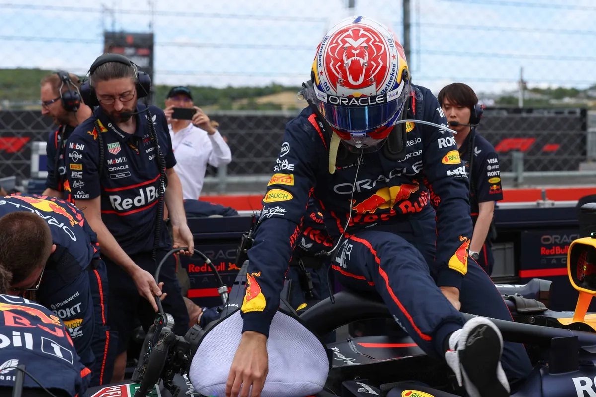 Max Verstappen stapt uit zijn Red Bull-auto omringd door zijn monteurs