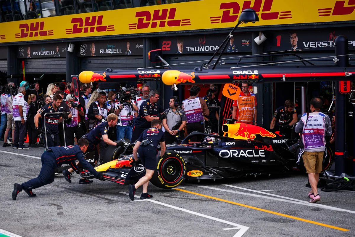 Max Verstappen wordt door zijn monteurs de garage ingeduwd in Zandvoort