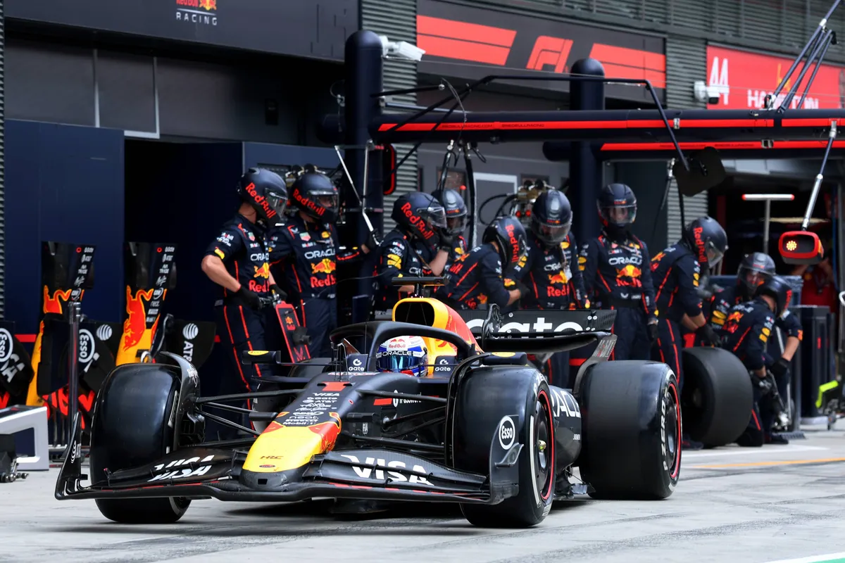 Red Bull-coureur Max Verstappen rijdt de pitstraat uit na een pitstop in Hongarije