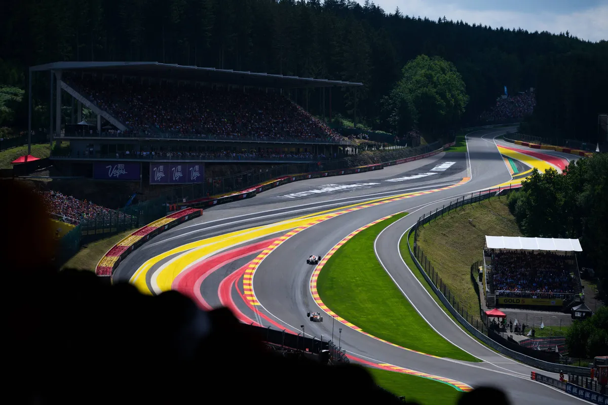 Max Verstappen rijdt Eau Rouge op met zijn Red Bull tijdens de Grand Prix van België op Spa-Francorchamps