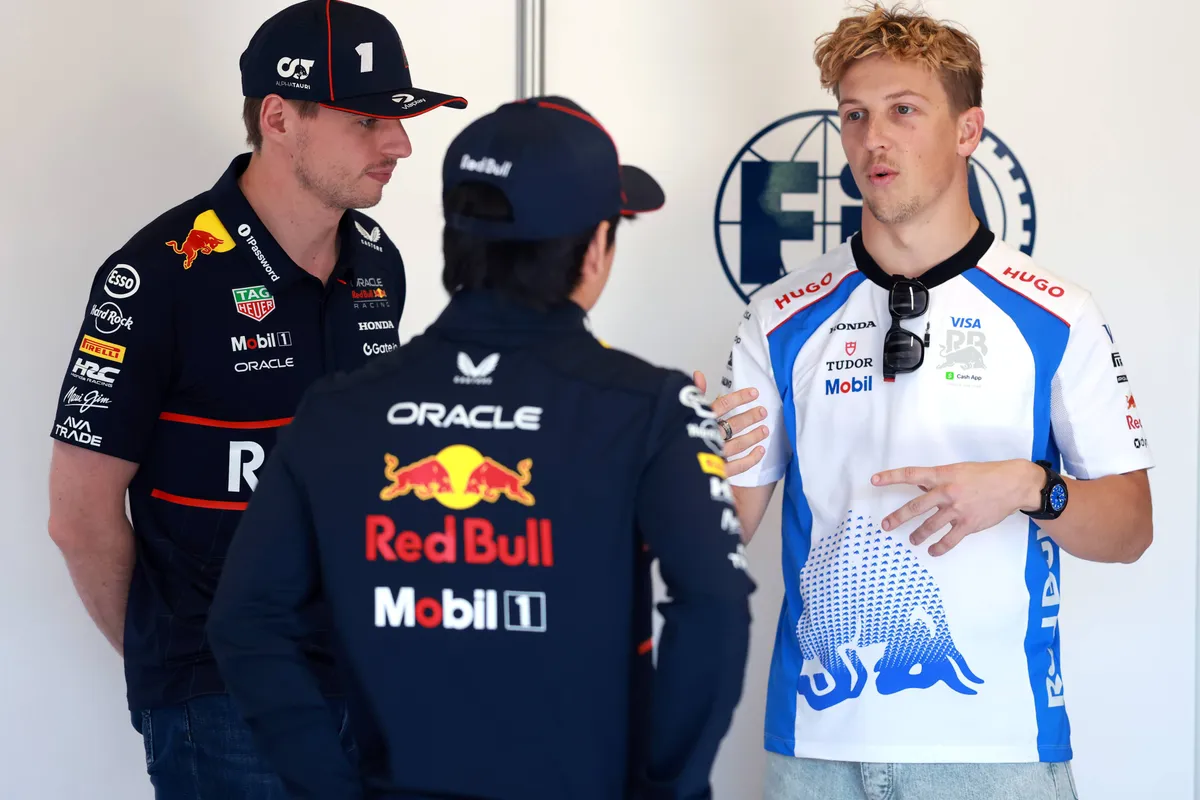 Max Verstappen met zin voormalig teamgenoot Liam Lawson [rechts] en huidige teamgenoot Yuki Tsunoda [midden]