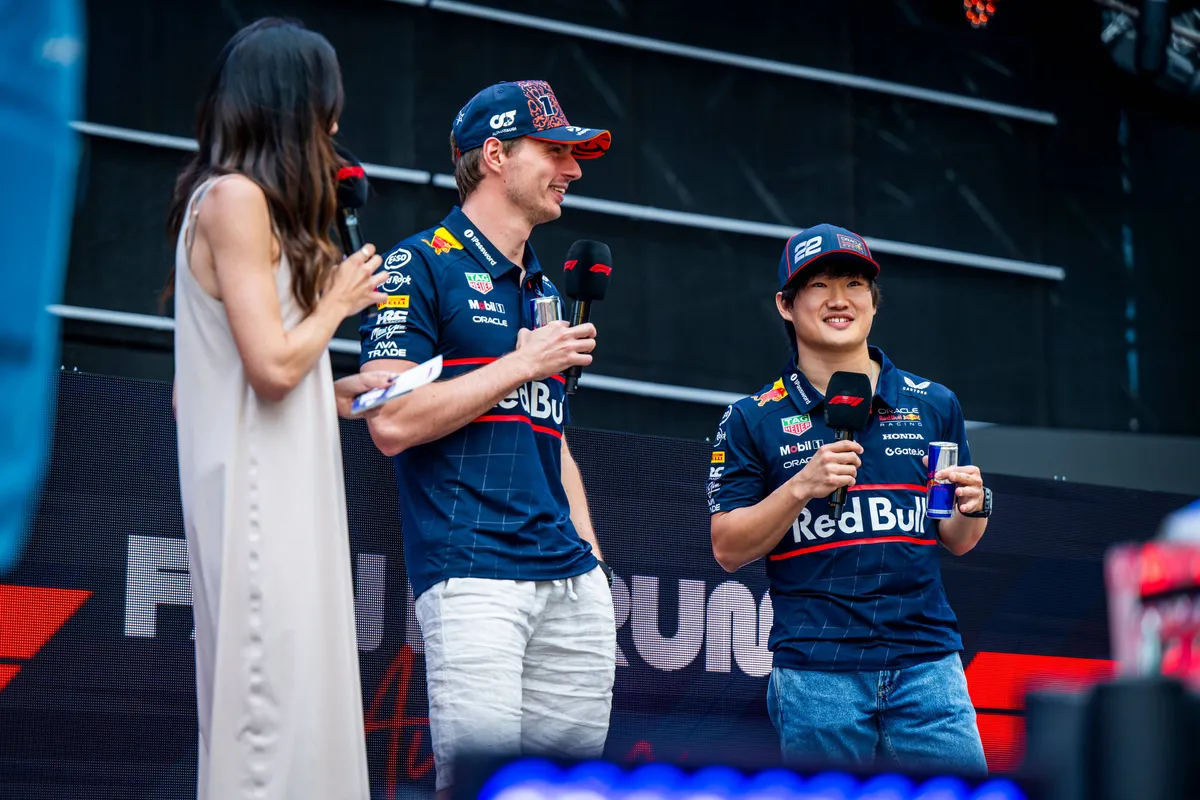 Max Verstappen en Yuki Tsunoda in de Fanzone in Hongarije