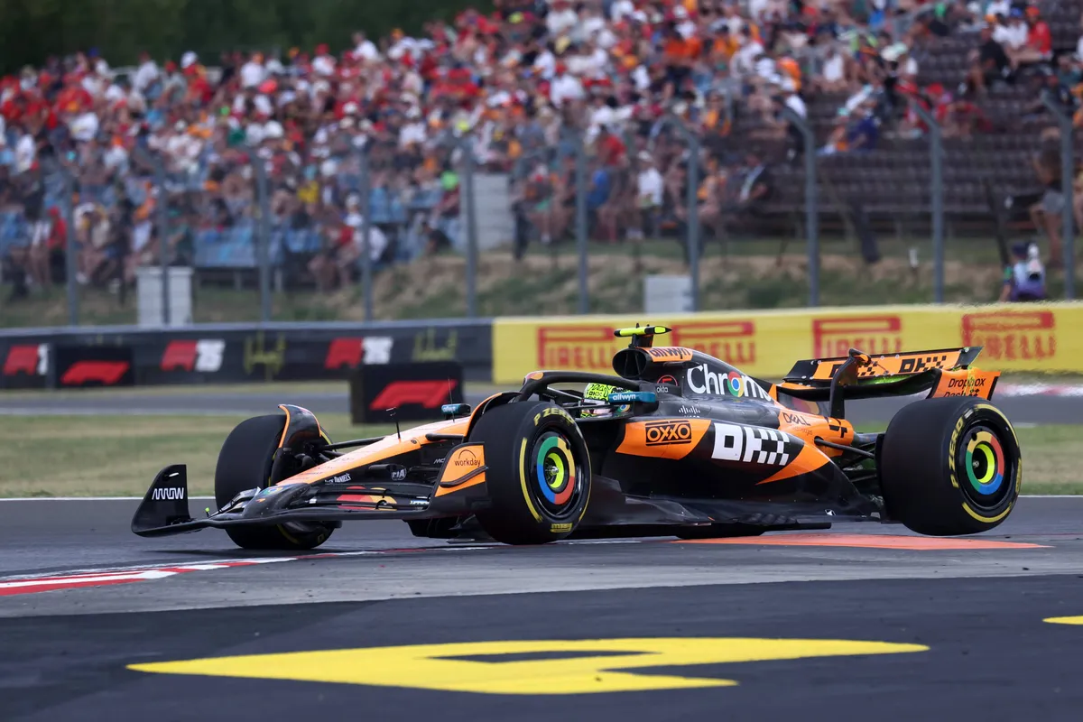 Lando Norris in de McLaren MCL39 op de Hungaroring in Hongarije