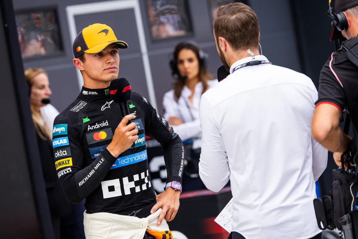 McLaren-coureur Lando Norris geeft een interview na de Grand Prix van Hongarije aan James Hinchcliffe
