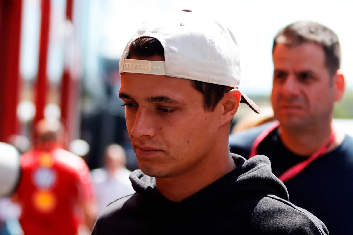 McLaren-coureur Lando Norris in de paddock in Hongarije