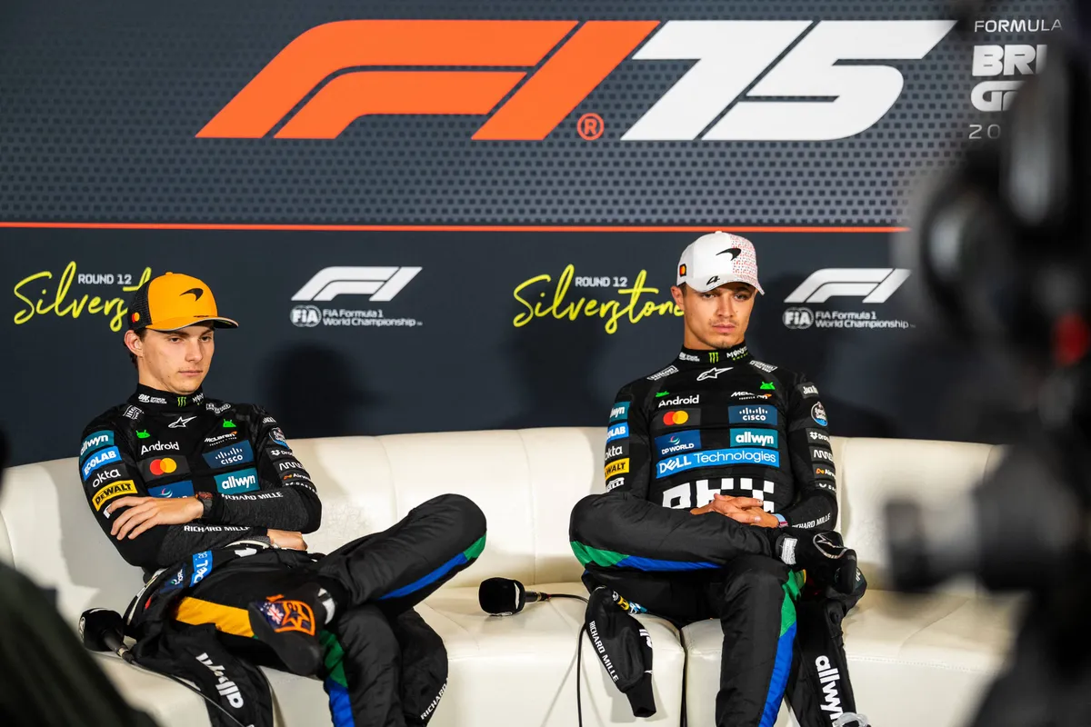 Oscar Piastri en Lando Norris tijdens de persconferentie in Groot-Brittannië