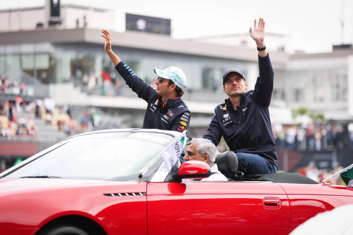Max Verstappen met voormalig Red Bull-teamgenoot Sergio Pérez in Mexico