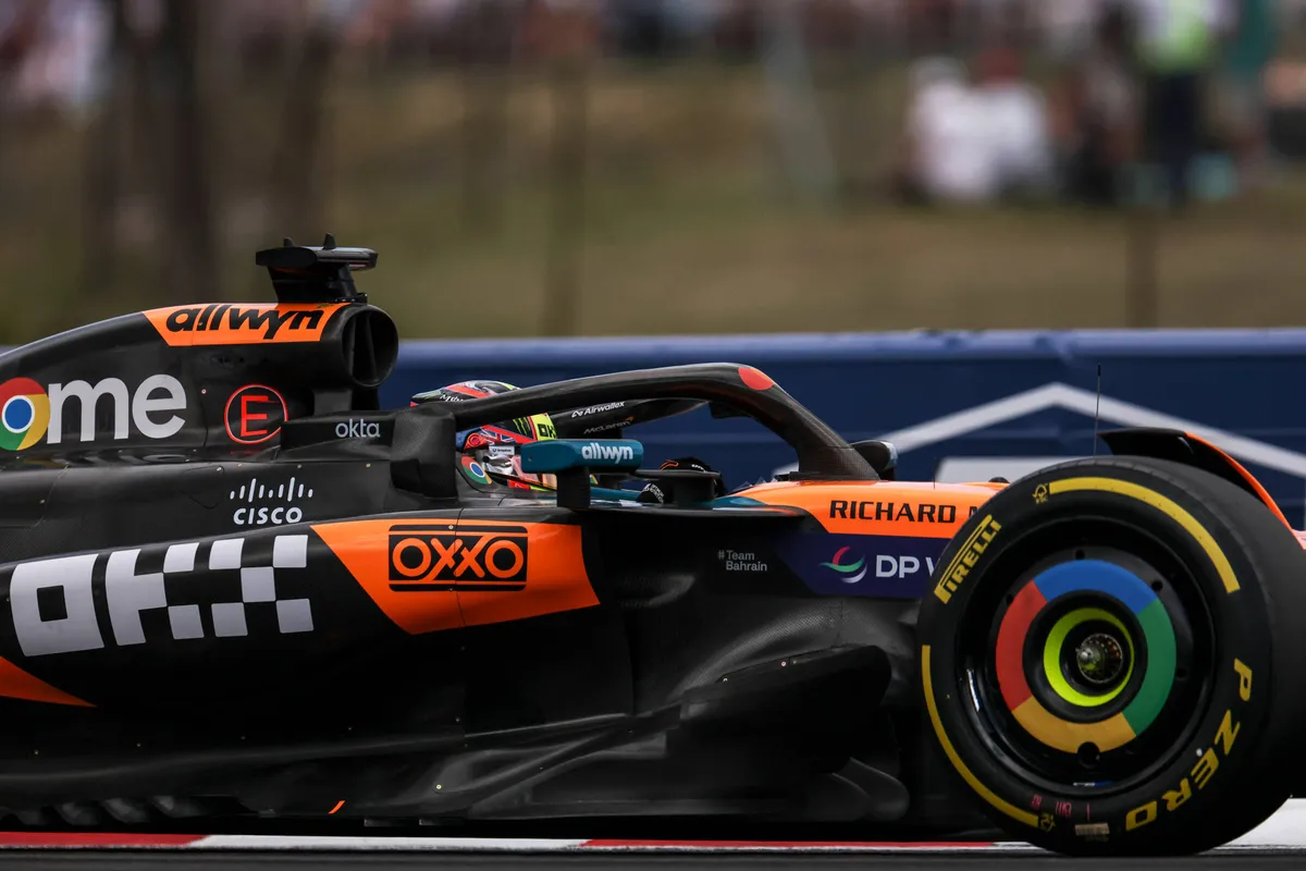 McLaren-coureur Oscar Piastri tijdens VT1 in Hongarije