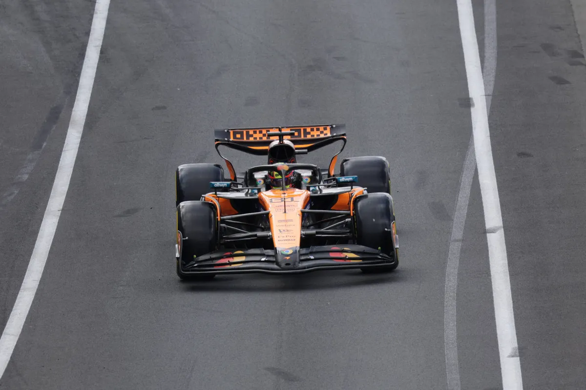 McLaren-coureur Oscar Piastri in de pitstraat in Zandvoort