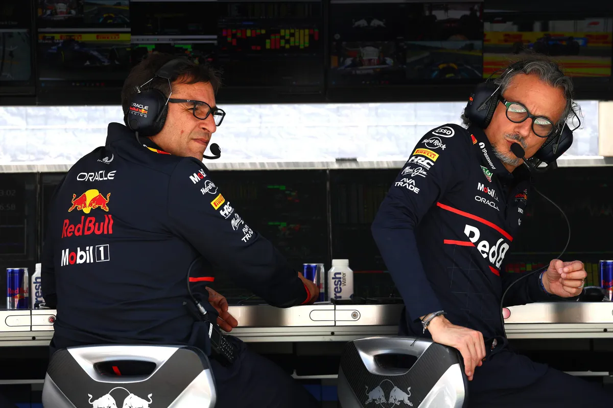Laurent Mekies met technisch directeur Pierre Waché aan de pitmuur van Red Bull Racing
