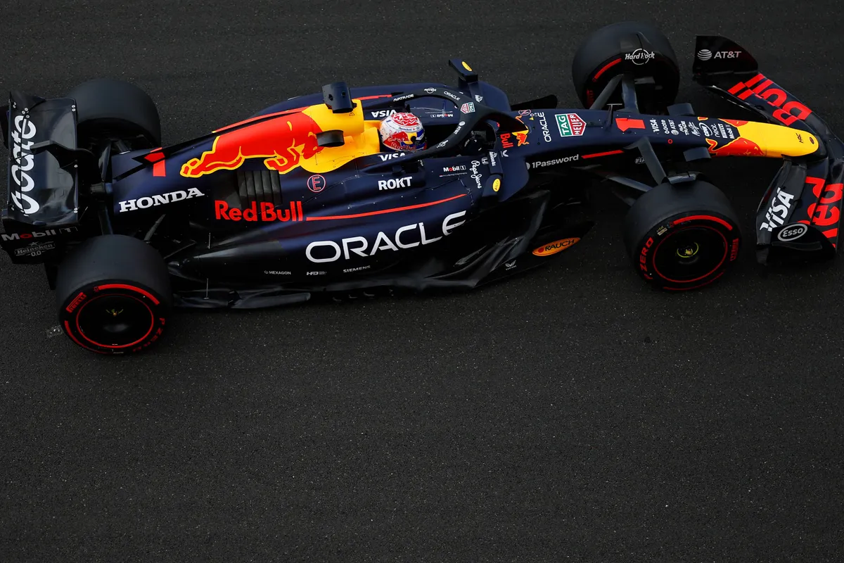 De Red Bull-auto van Max Verstappen van boven gefotografeerd