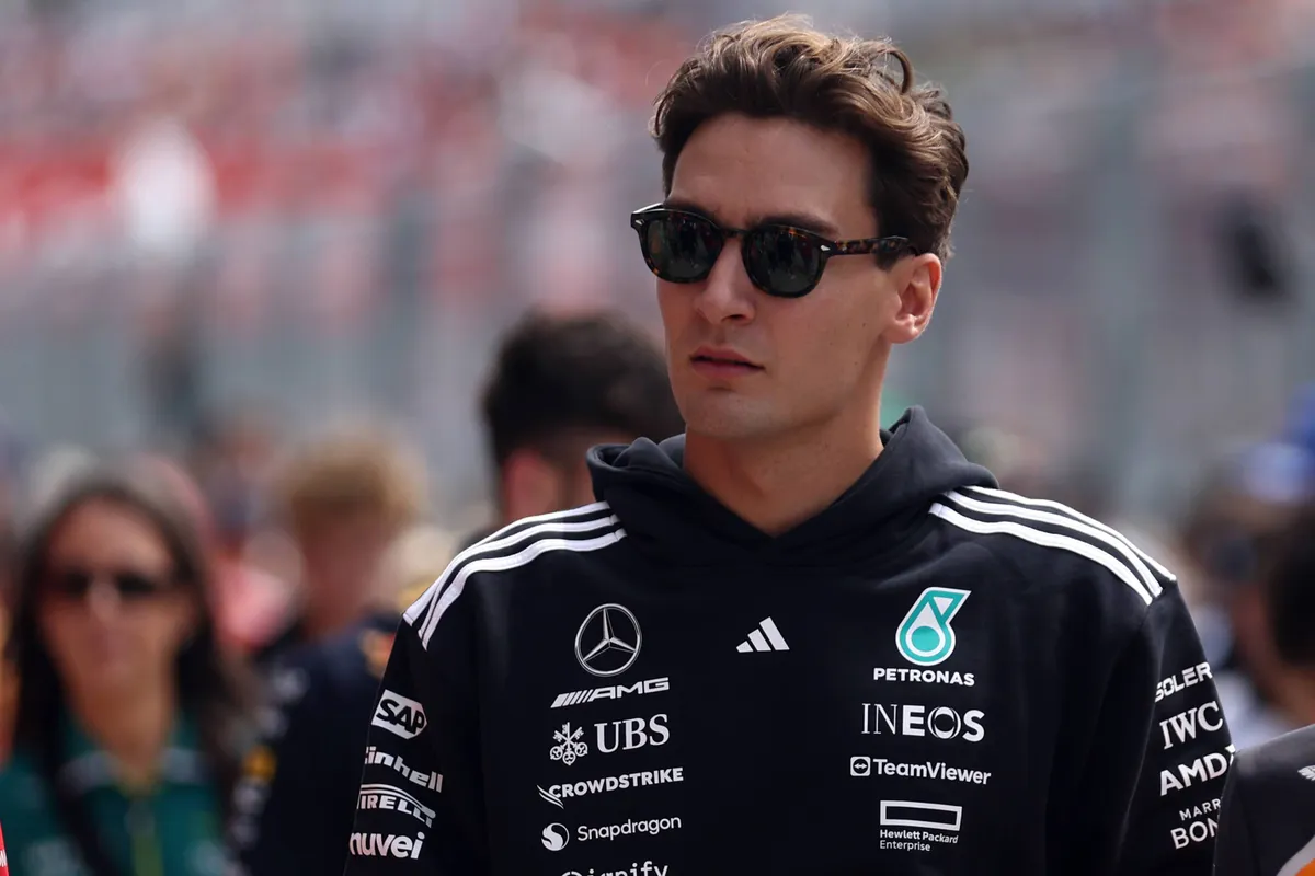 Mercedes-coureur George Russell loopt door de Formule 1-paddock in Hongarije