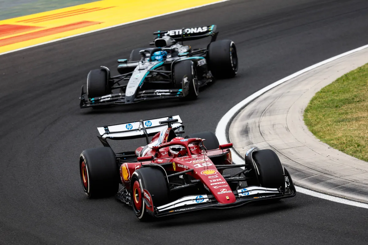 Mercedes-coureur George Russell zet de achtervolging in op Charles Leclerc in Hongarije
