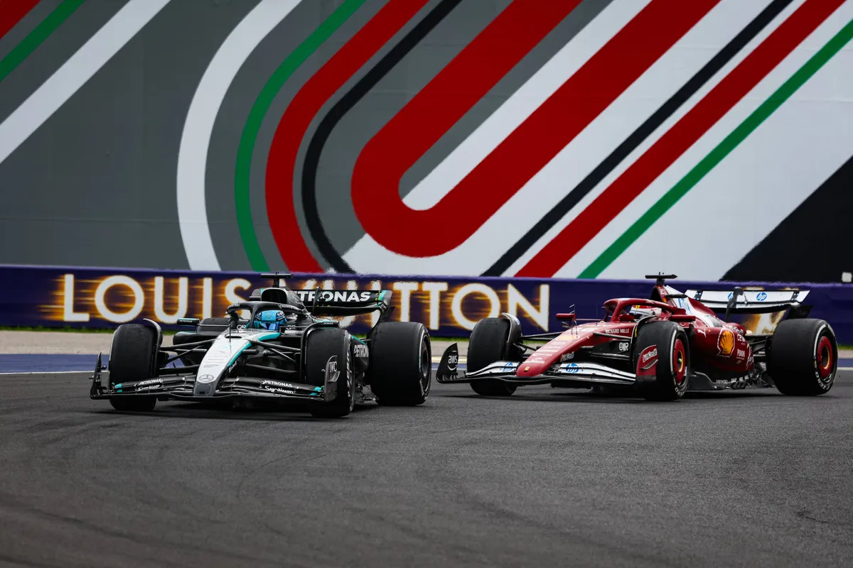 George Russell en Charles Leclerc vechten om een positie in Hongarije