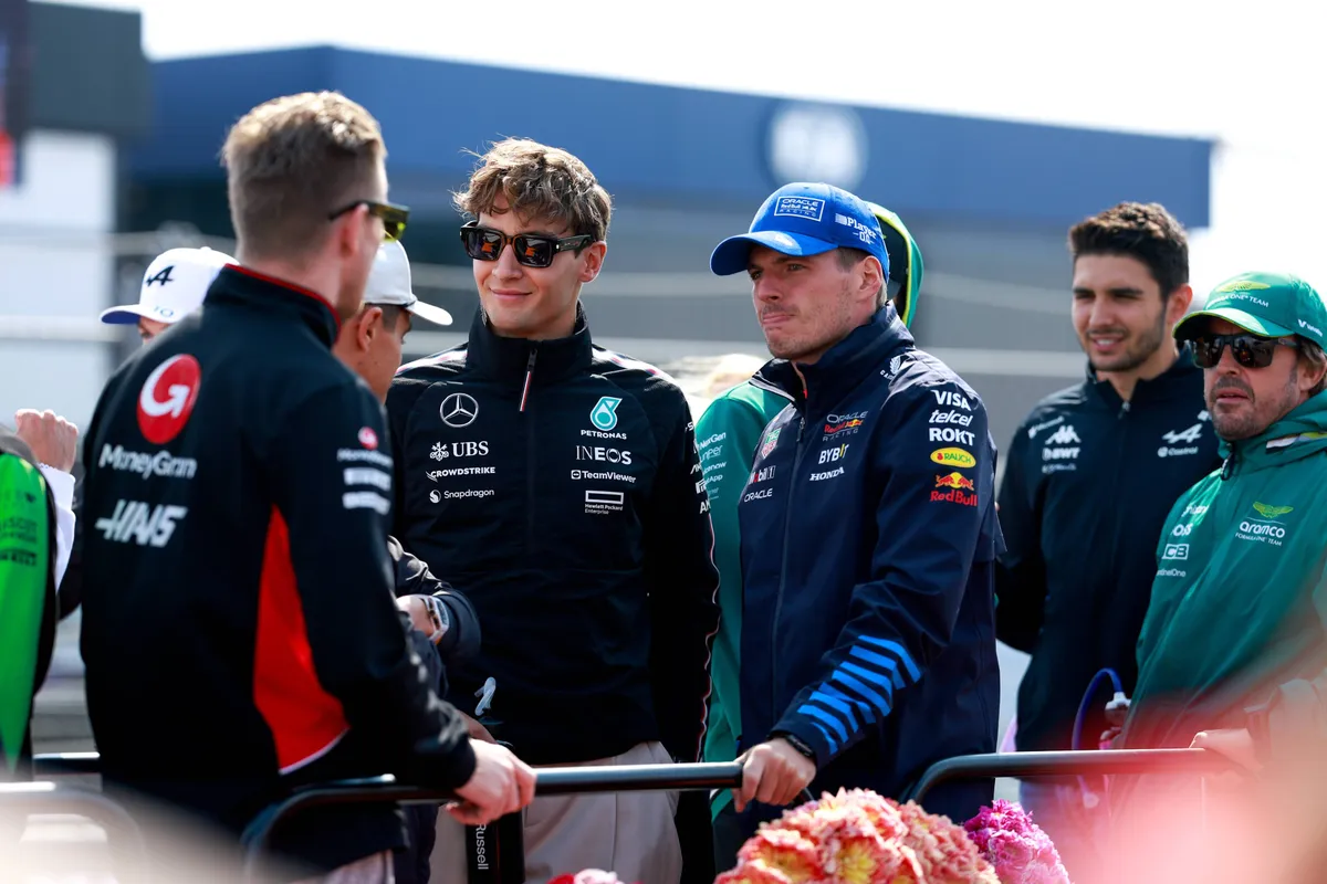 Max Verstappen en George Russell in gesprek tijdens de Drivers Parade voor een F1 Race