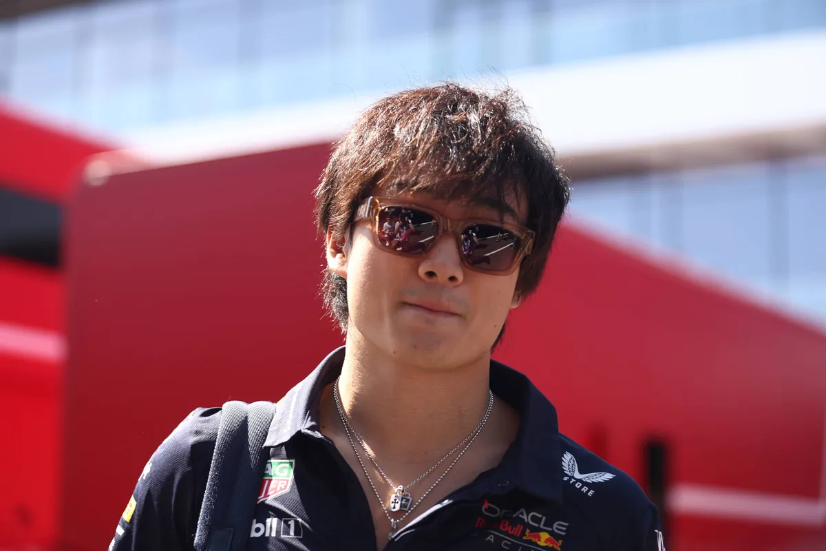 Red Bull-coureur Yuki Tsunoda in de F1-paddock
